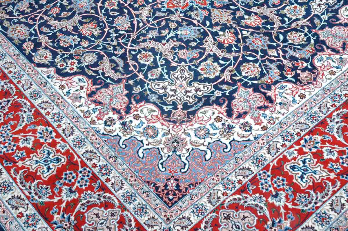 Exquisite Perser Teppich aus der Isfahan Manufaktur – Zaarean Kollektion in Rot und Dunkelblau mit Medaillonmuster