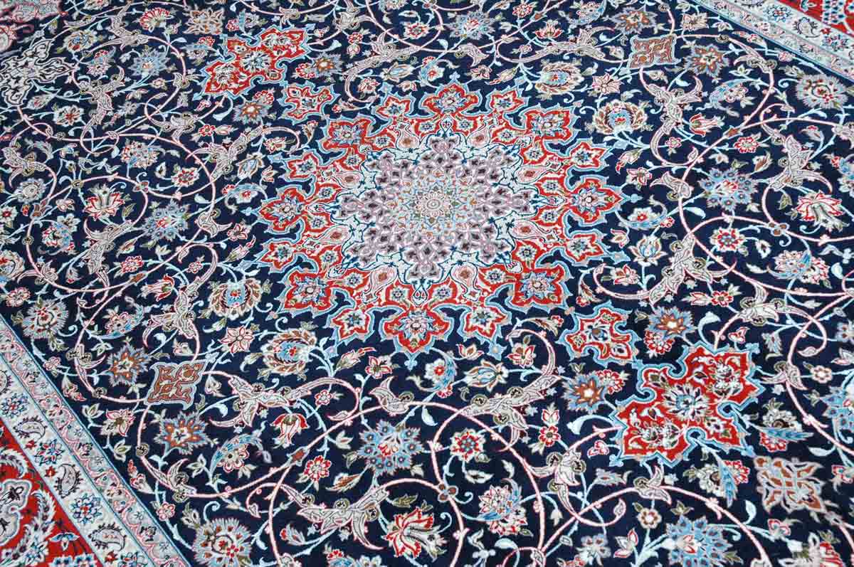 Exquisite Perser Teppich aus der Isfahan Manufaktur – Zaarean Kollektion in Rot und Dunkelblau mit Medaillonmuster