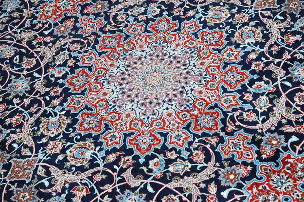 Exquisite Perser Teppich aus der Isfahan Manufaktur – Zaarean Kollektion in Rot und Dunkelblau mit Medaillonmuster