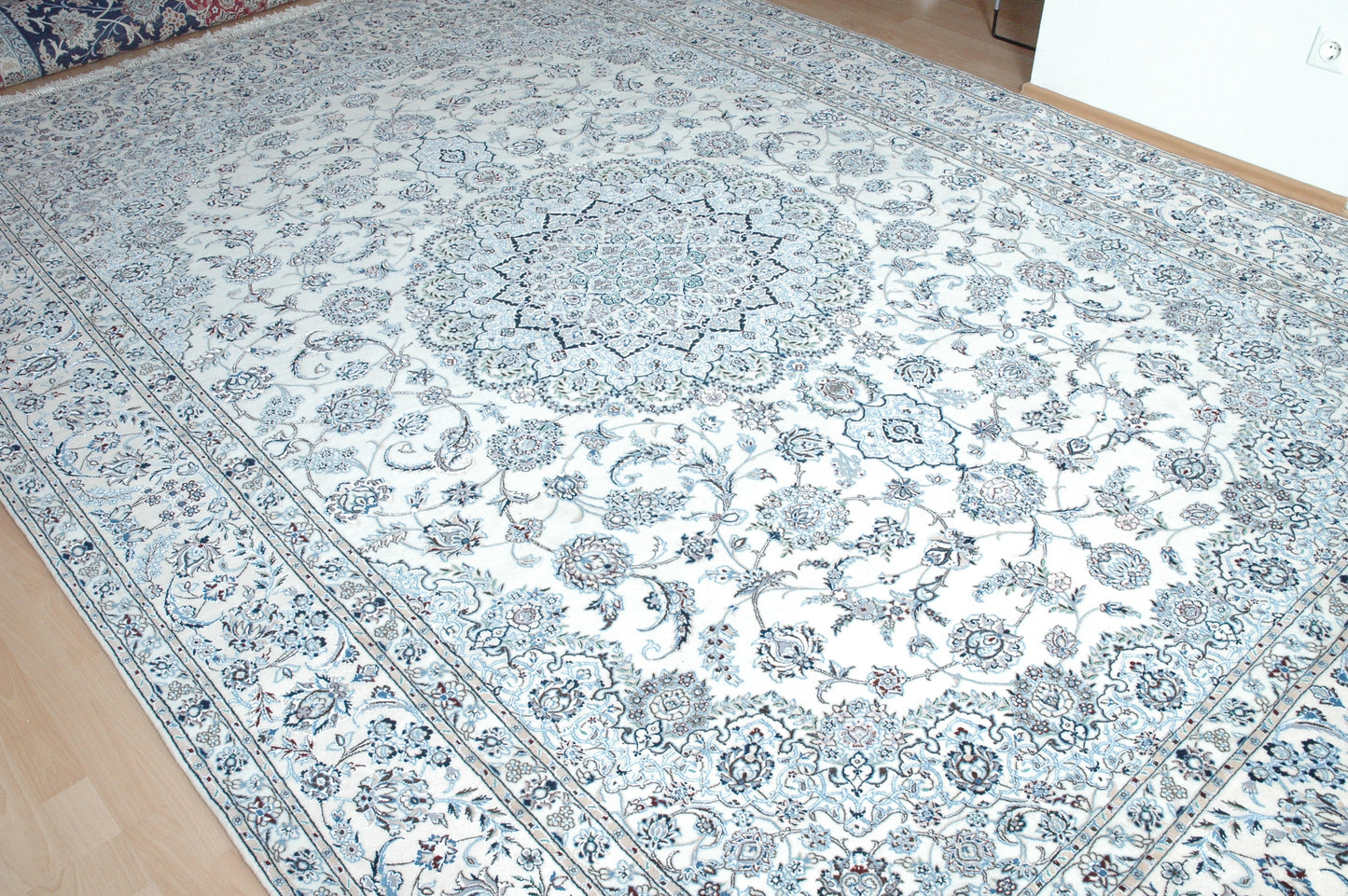 Prächtiger Perser Teppich mit Medaillonmuster