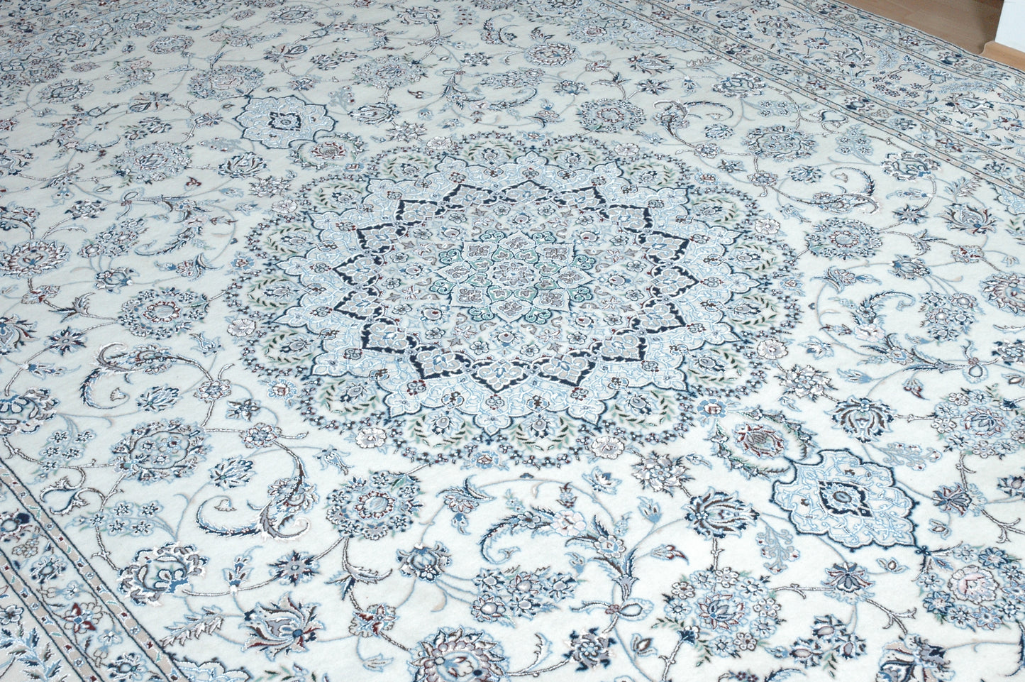 Prächtiger Perser Teppich mit Medaillonmuster