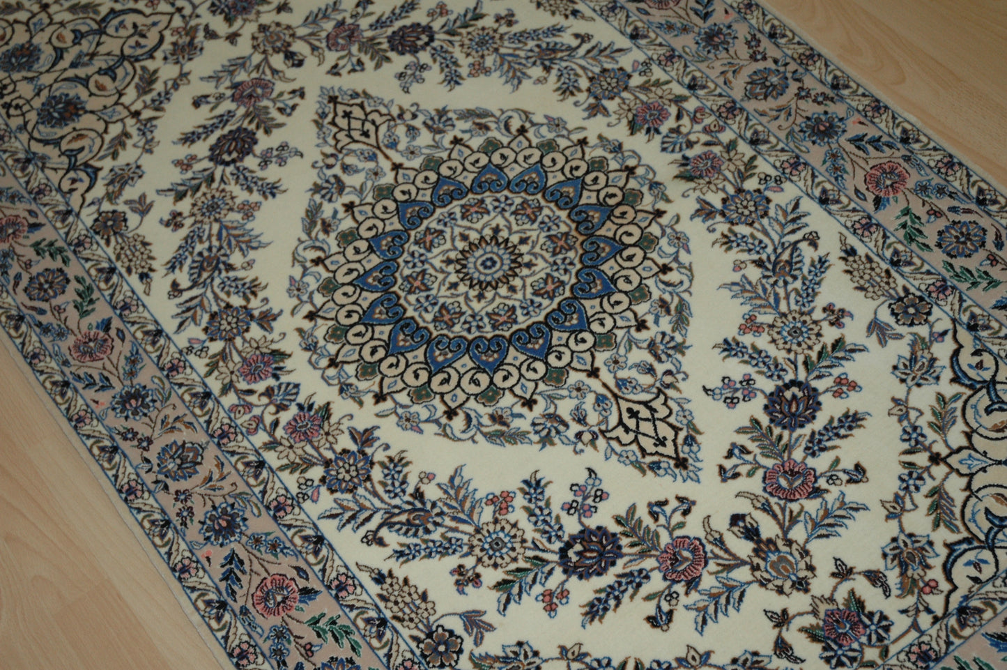 Exquisite Perser Teppich aus Isfahan, Stadt Nain, mit einzigartigen Eigenschaften