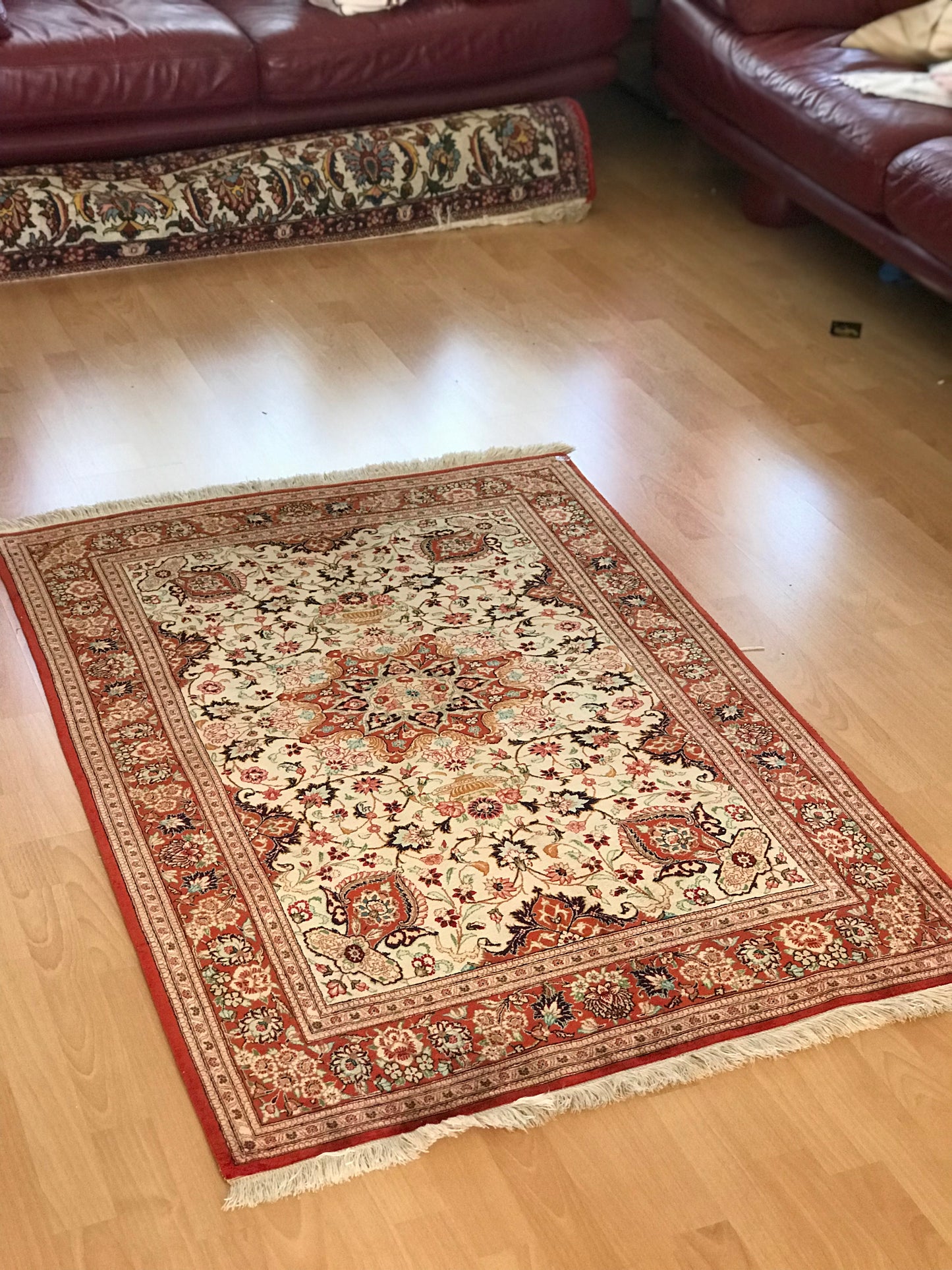 Prachtvoller Perser Teppich aus Ghom in den Farben Rot und Creme