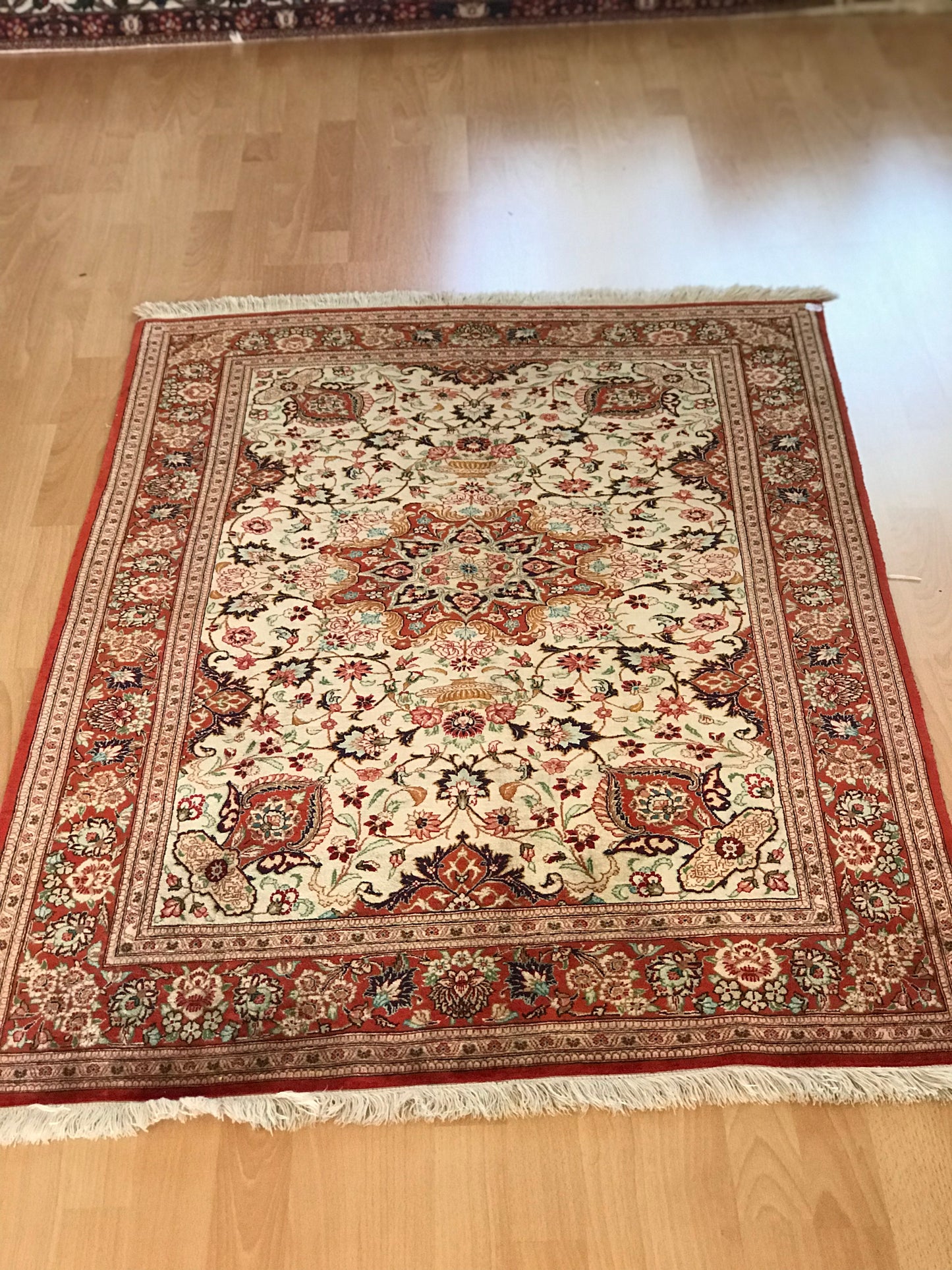 Prachtvoller Perser Teppich aus Ghom in den Farben Rot und Creme