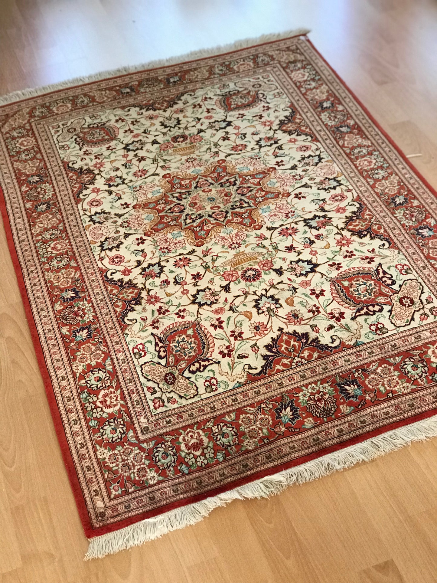 Prachtvoller Perser Teppich aus Ghom in den Farben Rot und Creme