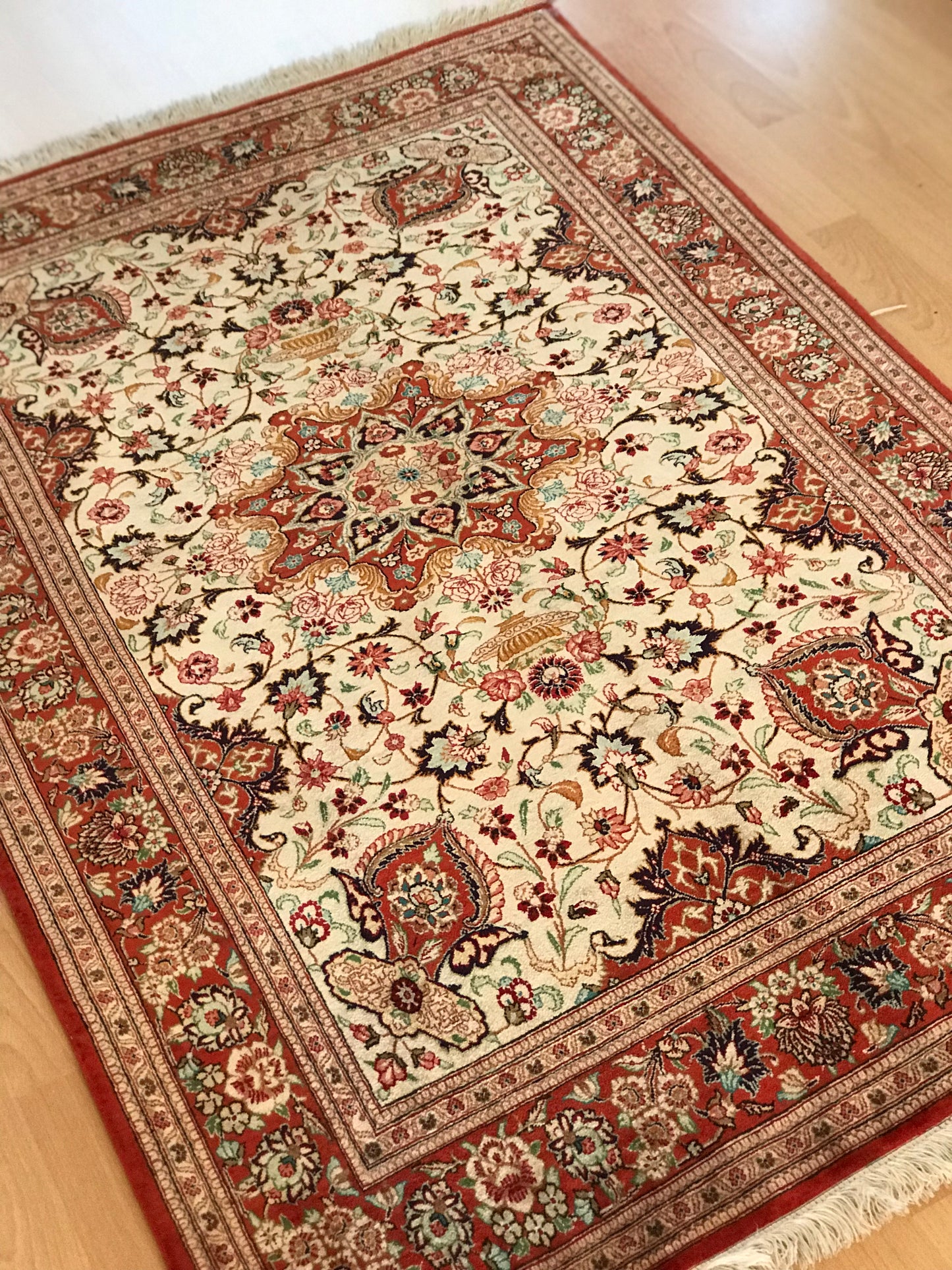 Prachtvoller Perser Teppich aus Ghom in den Farben Rot und Creme