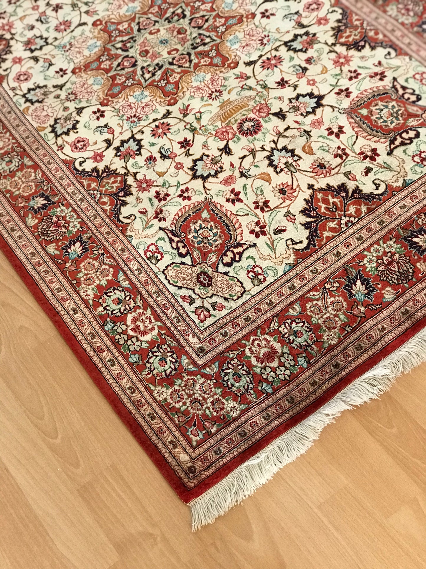 Prachtvoller Perser Teppich aus Ghom in den Farben Rot und Creme