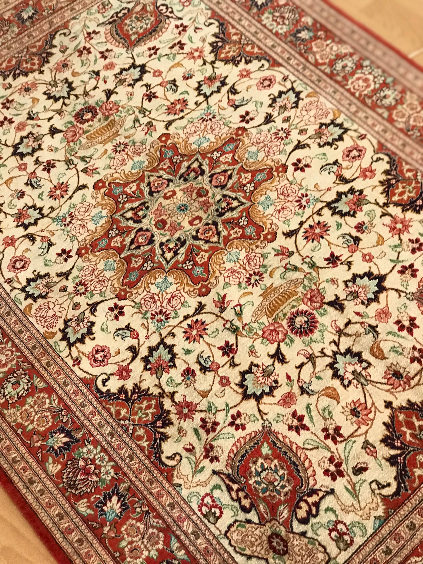 Prachtvoller Perser Teppich aus Ghom in den Farben Rot und Creme