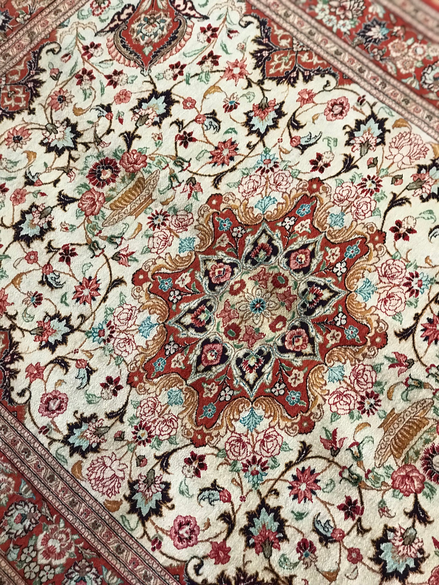 Prachtvoller Perser Teppich aus Ghom in den Farben Rot und Creme