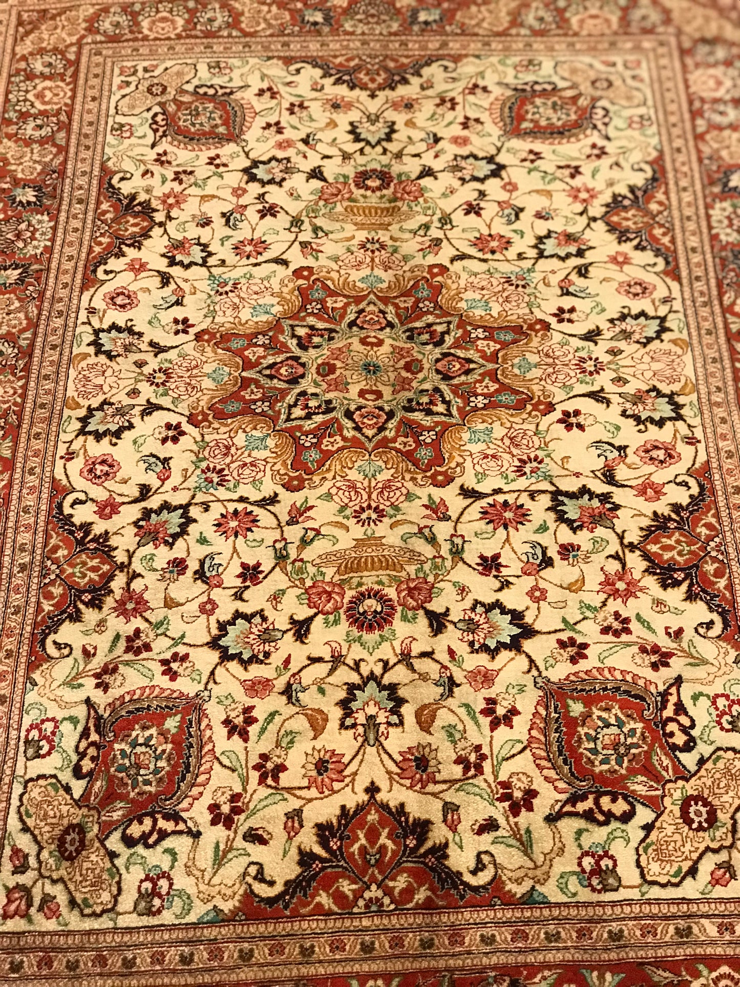 Prachtvoller Perser Teppich aus Ghom in den Farben Rot und Creme