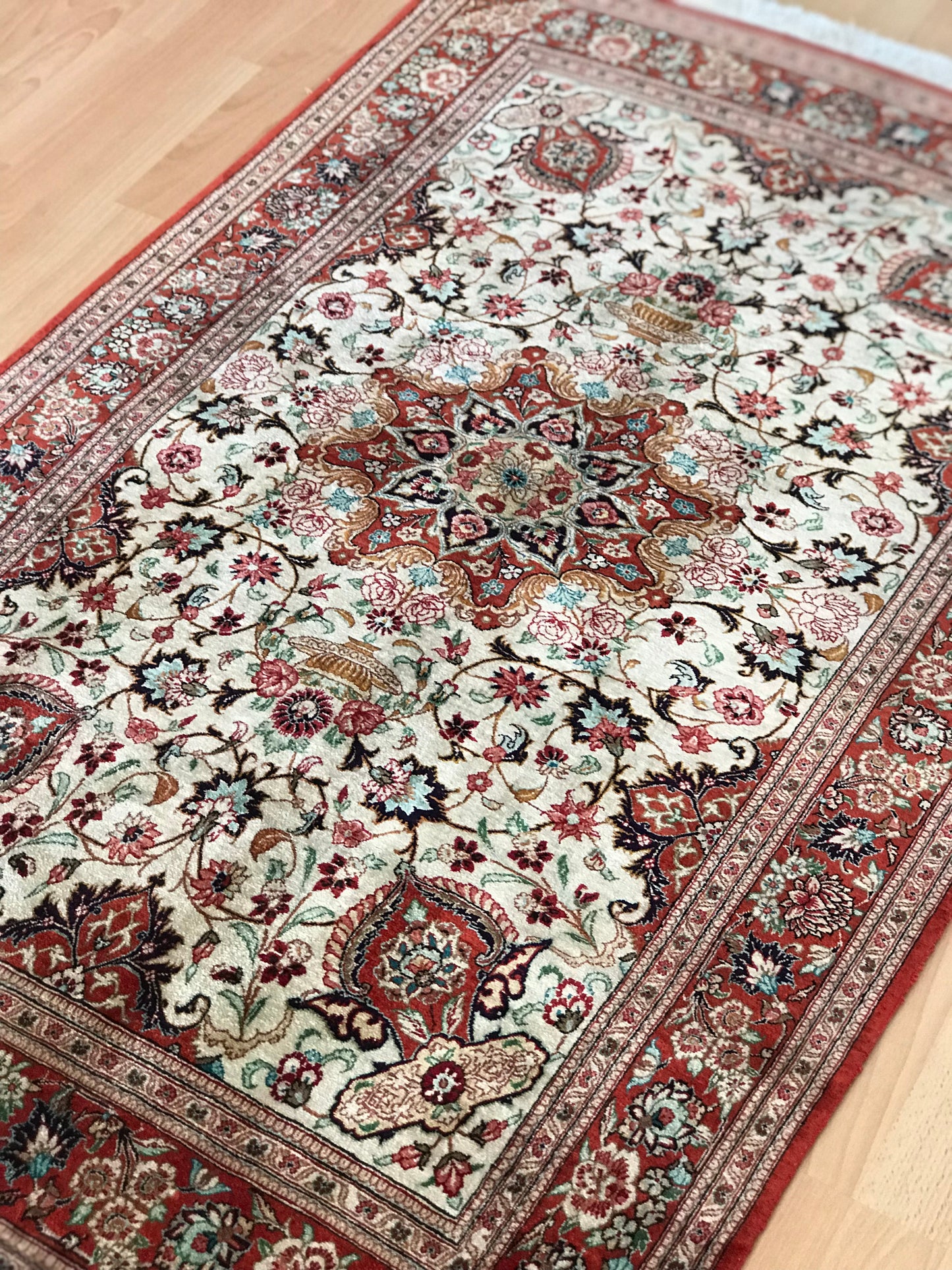 Prachtvoller Perser Teppich aus Ghom in den Farben Rot und Creme