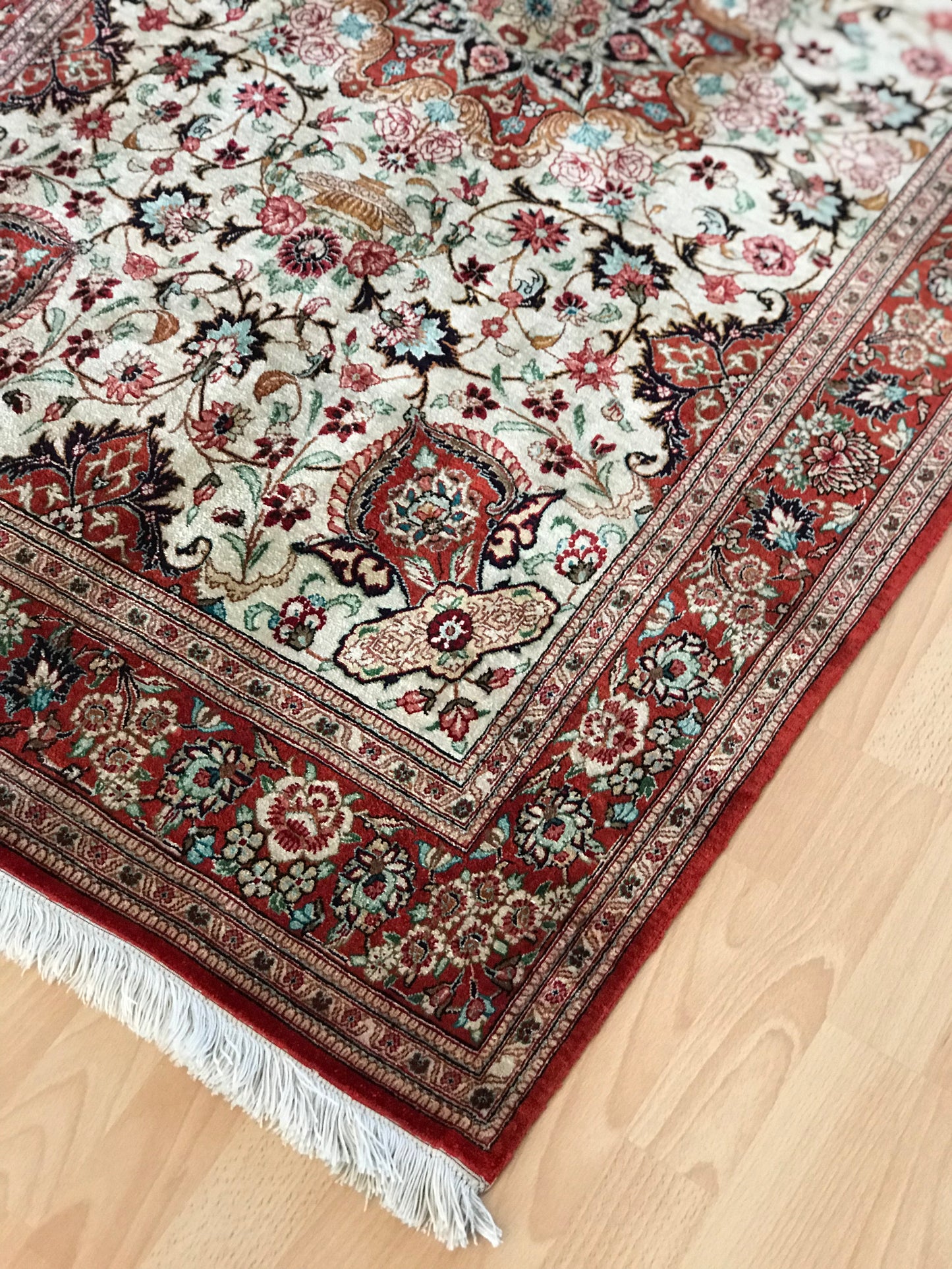 Prachtvoller Perser Teppich aus Ghom in den Farben Rot und Creme