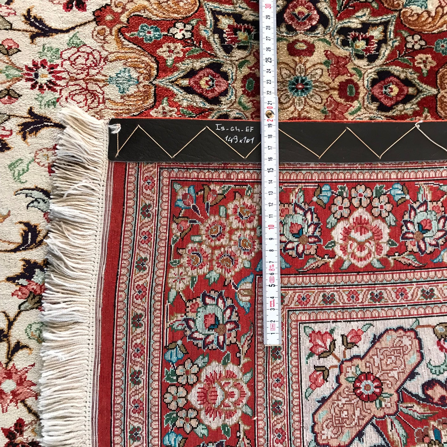 Prachtvoller Perser Teppich aus Ghom in den Farben Rot und Creme